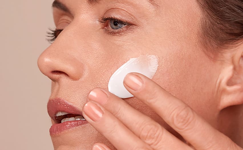 Wie du deine Haut beim Tragen einer Mund-Nasen-Bedeckung oder Gesichtsmaske gesund hältst